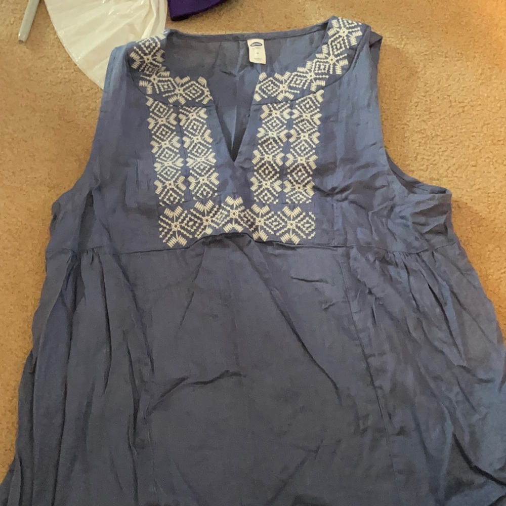 Blue and white Old Navy tee